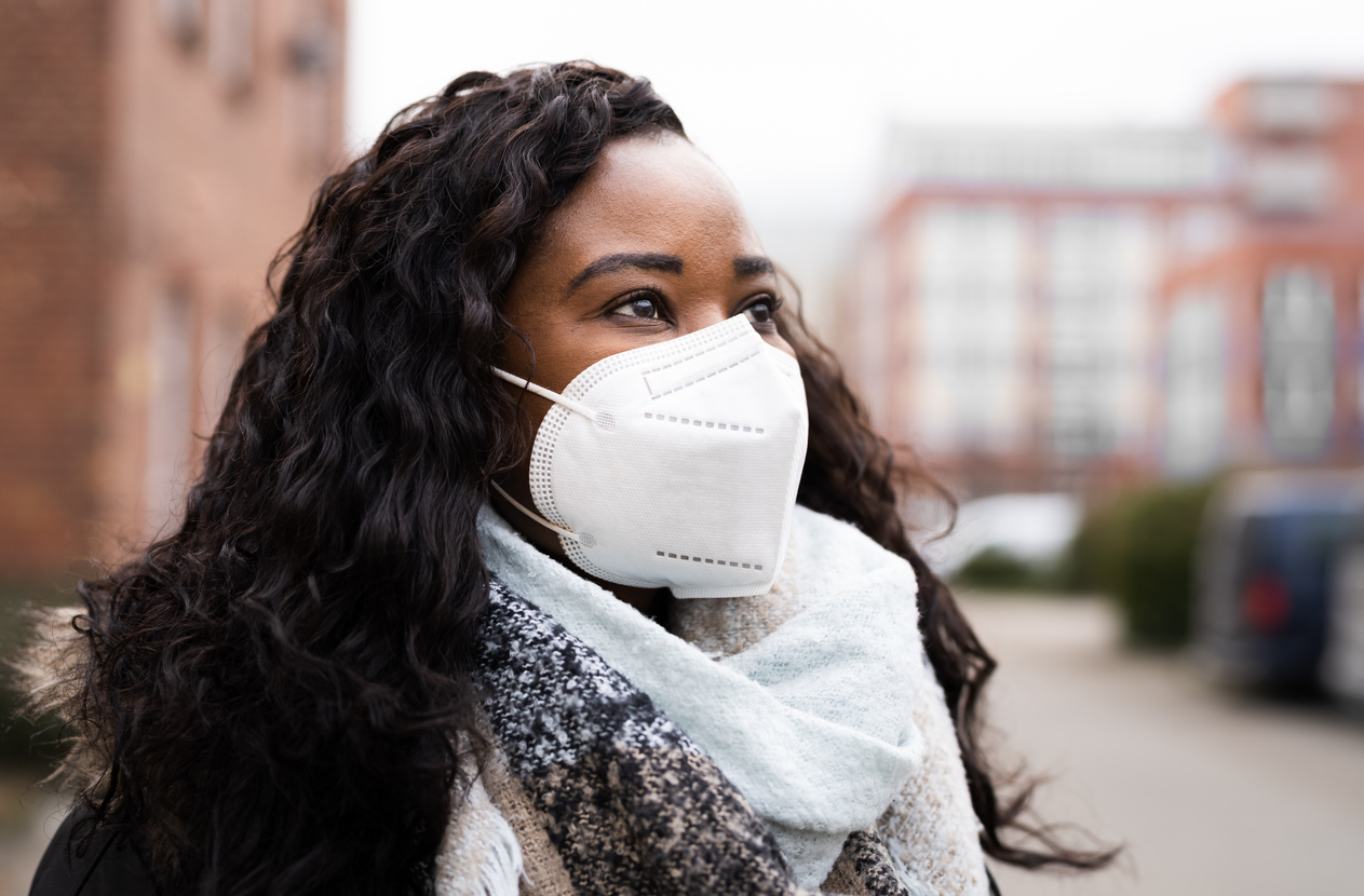Woman wearing a facemask